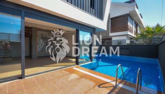 Antalya Güzeloba Mah. Satılık Müstakil Havuzlu 5+1 Lüks  Tripleks Villa-Vatandaşlığa Uygun!